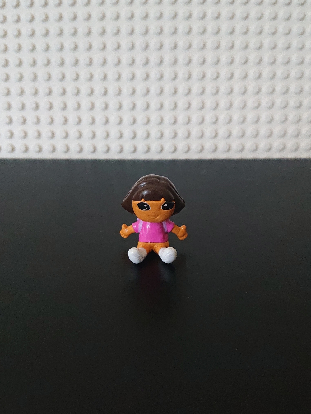 2020 Viacom - Dora The Explorer 1" Mini Figure - Sitting